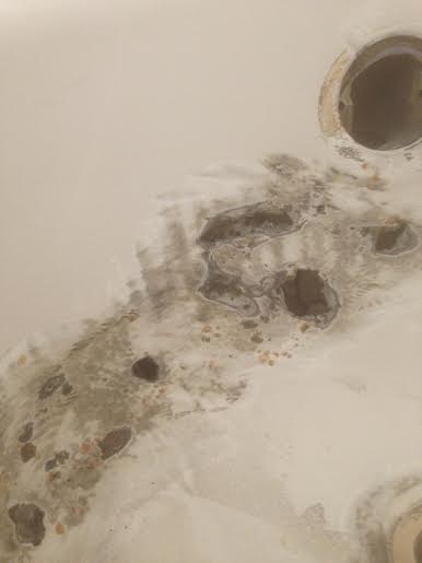 bathtub reglazing damage 01